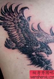 Erelio tatuiruotės modelis: pečių erelio sparnų tatuiruotės modelis