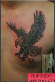 Eagle tatuiruotės modelis: Krūtinės erelio tatuiruotės modelis