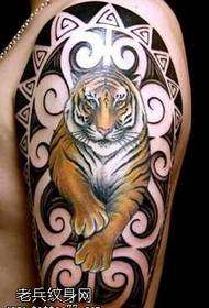 wzór tatuażu ramię tygrysa