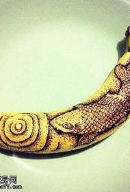 padrão de tatuagem de lótus koi na banana