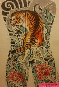 Usa ka tradisyonal nga domineering nga tibuuk nga manuskrito nga tattoo sa likod nga tigre