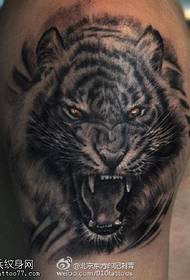 motif de tatouage de tête de tigre féroce