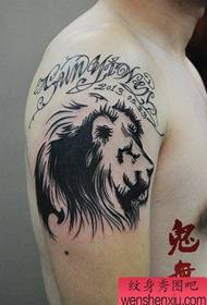 braccio classico popolare un modello di tatuaggio testa di leone totem