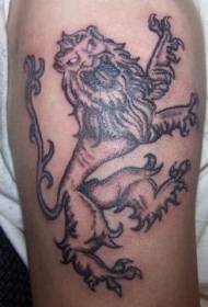 рамо кафяво ревящ лъвски татуировка модел