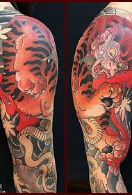 Patrón de tatuaje de tatuaje de tigre de hombro