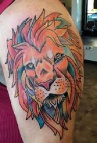 fiúk festett karjára festett akvarell vázlat kreatív uralkodó oroszlán tetoválás mintát