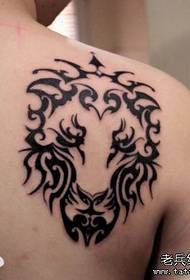 un bellissimo modello di tatuaggio con testa di leone totem