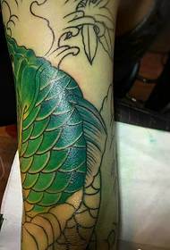 l'immagine unica del tatuaggio del calamaro verde è molto accattivante