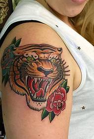 рамо тигър роза татуировка модел