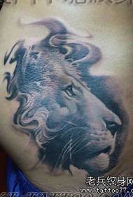 um padrão de tatuagem cabeça de leão hip dominador