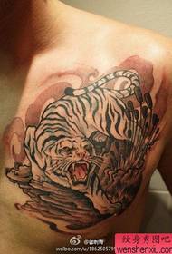 uros rinnassa klassinen dominoiva alamäkeen tiikeri tatuointi malli