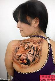 supet femra model i tatuazhit me kokë tigri me ngjyra të ftohta