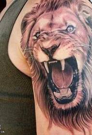 modèle de tatouage bras roi lion