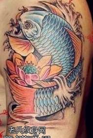 patrón de tatuaje de loto de calamar color de brazo