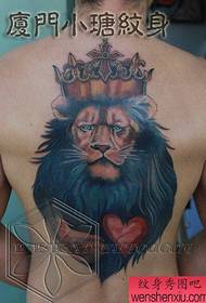 Мъжки гръб доминиращ модел татуировка на лъв крал