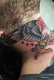 脖子上的彩繪的鷹紋身圖案