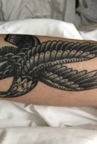 i ragazzi sullo schizzo grigio nero indicano le abilità della spina con le immagini creative del tatuaggio dell'aquila prepotente