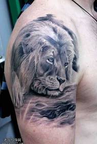 腕の黒灰色のライオンのタトゥーパターン
