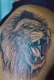 肩の黒茶色のとどろくライオンのタトゥー画像