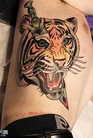 padrão de tatuagem de tigre de punção de cintura