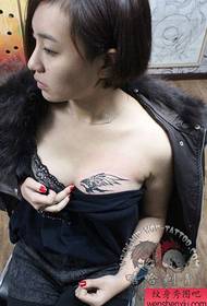ragazza tatuaggio petto classico totem eagle tattoo pattern