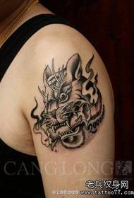braccio popolare modello di tatuaggio testa di tigre fresco