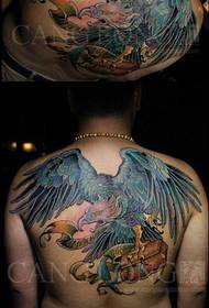 La parte posteriore del maschio è molto popolare con un modello di tatuaggio colorato aquila