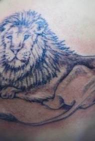 apgulties lauvas melni pelēkā muguras tetovējuma rakstā