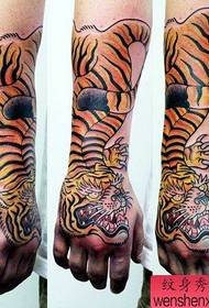 Aseiden takana käsi suosittu viileä tiikeri tatuointi malli