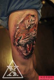 eng dominéierend Tiger Head Tattoo op den Oberschenkel