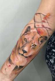 keletas sunkių spalvų gražių liūtų Tatuiruotės modelis veikia