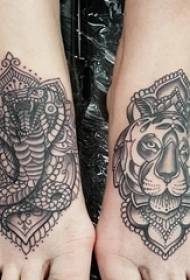 mustia pisteltyjä geometrisia viivoja tytön pienen eläimen norsun ja leijonan tatuointikuvien jalkaterällä