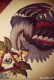 exquisito patrón de tatuaje de ojo de triángulo águila