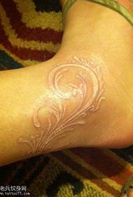 a láb apró, friss, láthatatlan tetoválása