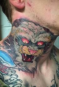 padrão de tatuagem de leão arrogante no pescoço
