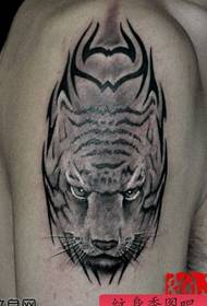 klassiskt dominerande arm tigerhuvud tatuering mönster
