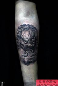 armar un patrón de tatuaje de león de piedra fresco
