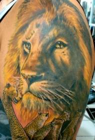 immagine tatuaggio spalla re leone e leopardo