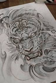 manoscritto modello feroce del tatuaggio della tigre