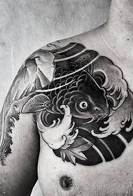 肩黑色錦鯉紋身圖案