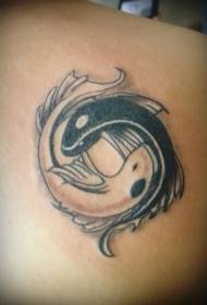 πίσω μαύρο και άσπρο yin και yang κουτσομπολιά φυλών τατουάζ koi