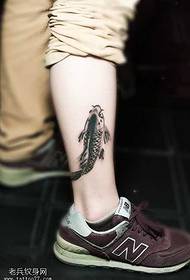 patrón de tatuaje de calamar de pierna
