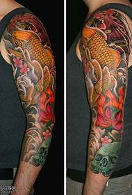узорак тетоваже налик на лигње на руку