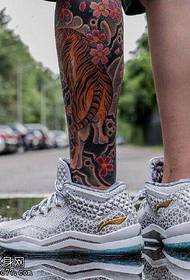 tele na uzorku tetovaže tigrova cvijeta šljive
