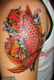 pánske tetovanie z červenej chobotnice na hornej časti ramena