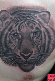ilana ilana tiger ori tatuu kan lori àyà
