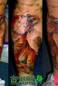 脚の横暴な色の虎のタトゥーパターン