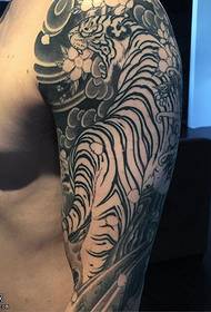 mudellu di tatuaggi di tigre di tinta di spalla