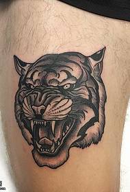 Tiger Modèl Tattoo sou kwis la