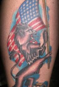 Bein farbiger 猖獗 Löwe mit Tätowierung der amerikanischen Flagge